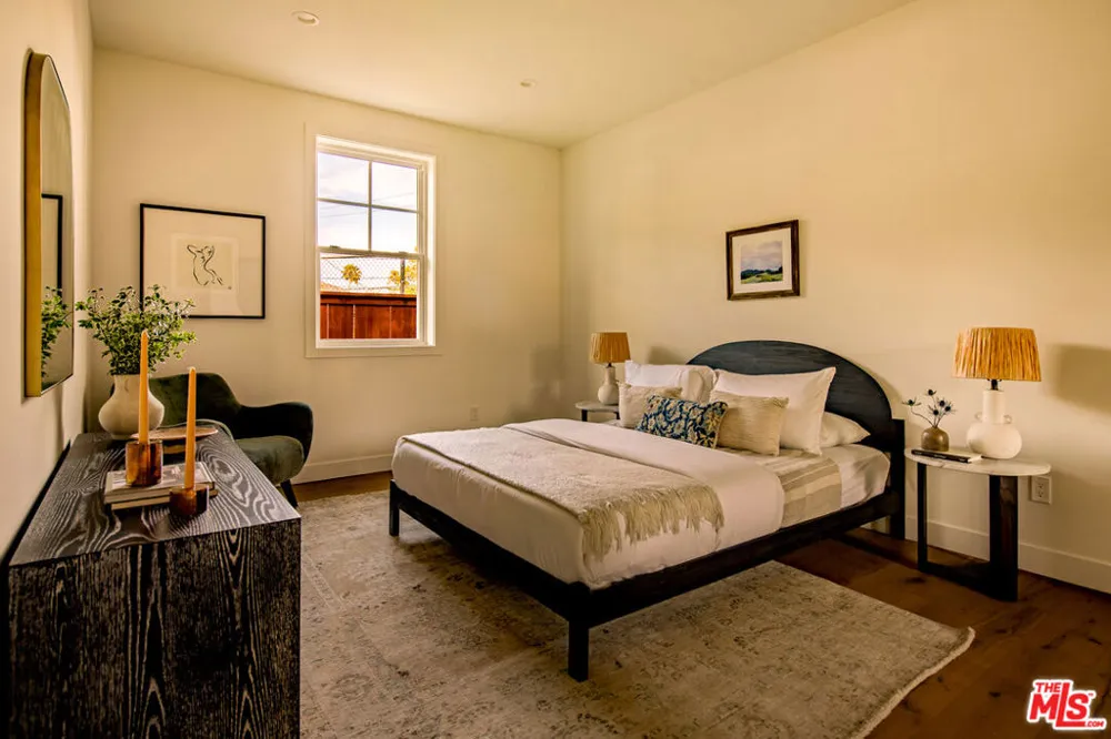 924 E Poppyfields Drive Altadena, CA 91001