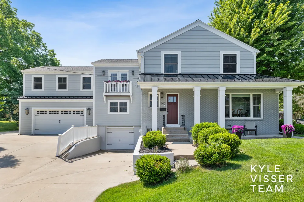 2412 Lake Drive SE East Grand Rapids, MI 49506