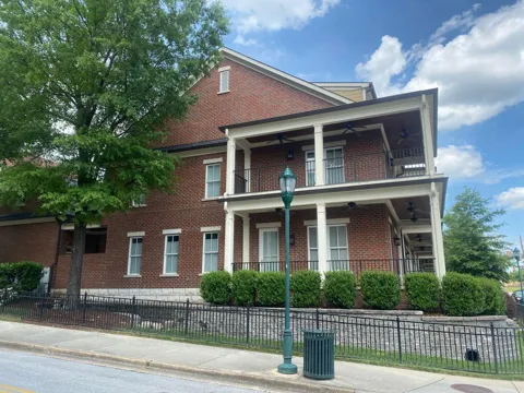 105 E 03rd Street