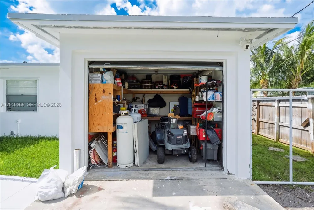 641 SW 6th St Hallandale Beach, FL 33009