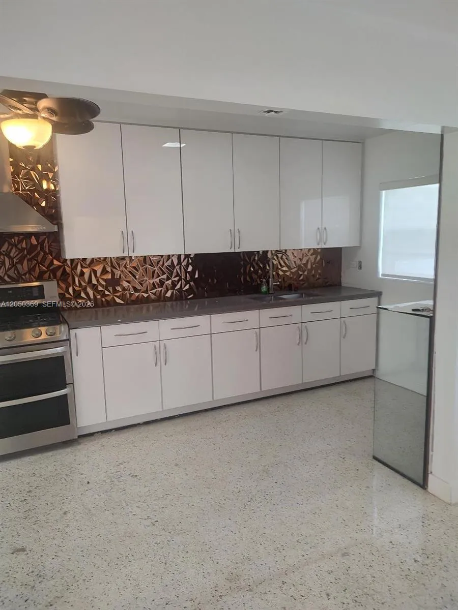 641 SW 6th St Hallandale Beach, FL 33009