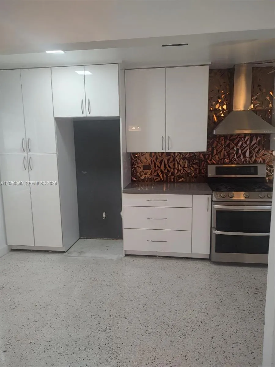 641 SW 6th St Hallandale Beach, FL 33009