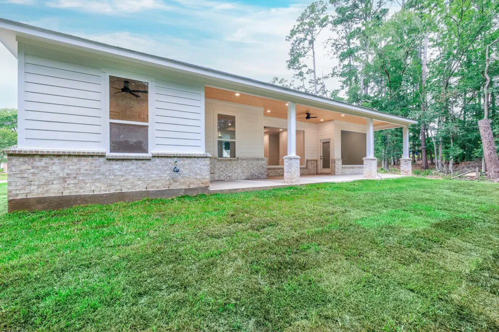 1049 Broadmoor Drive Huntsville, TX 77340