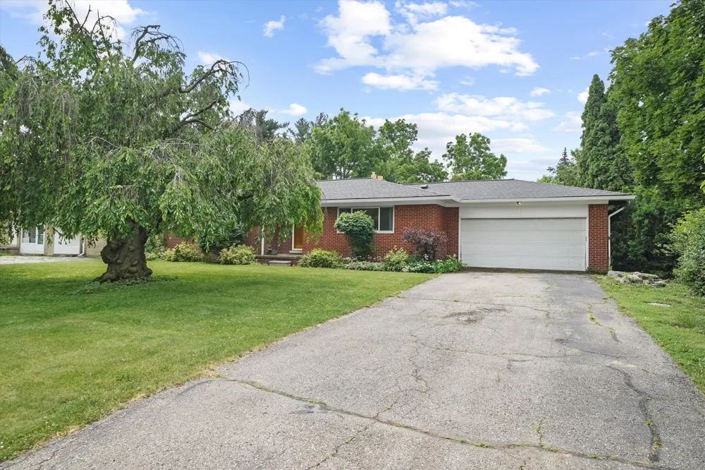 45145 Jeanette Avenue Belleville, MI 48111