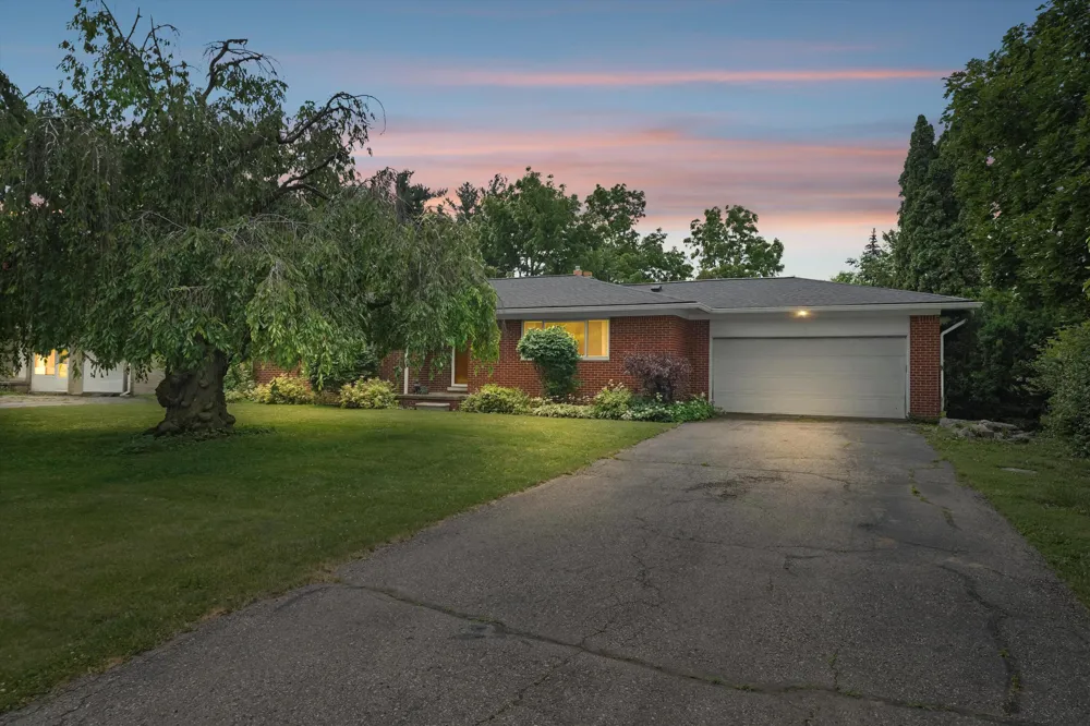 45145 Jeanette Avenue Belleville, MI 48111