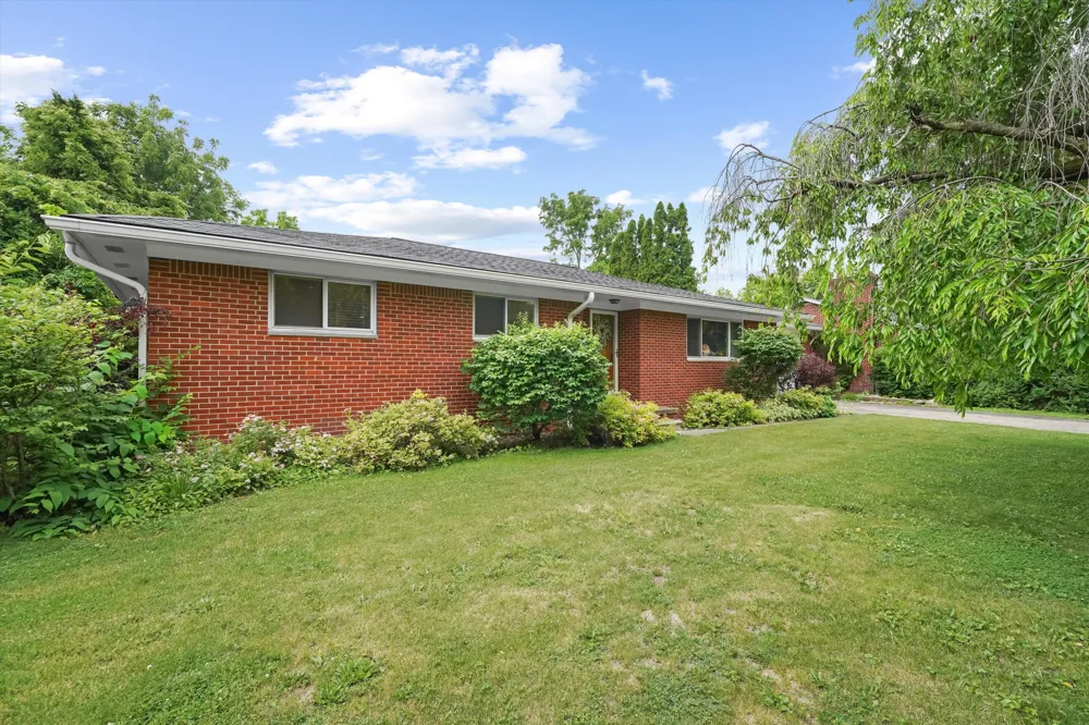 45145 Jeanette Avenue Belleville, MI 48111