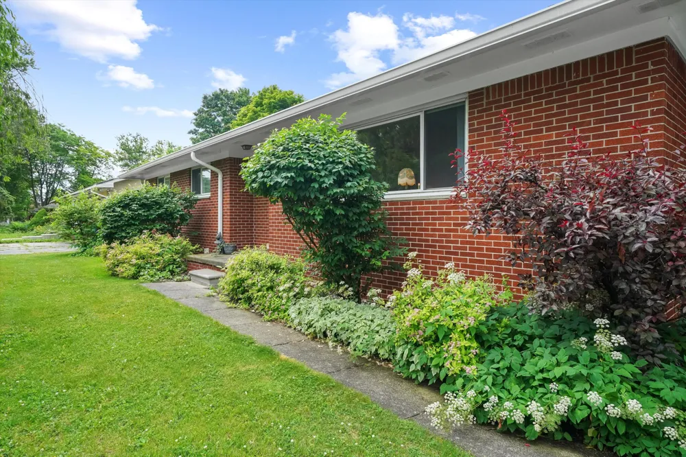 45145 Jeanette Avenue Belleville, MI 48111