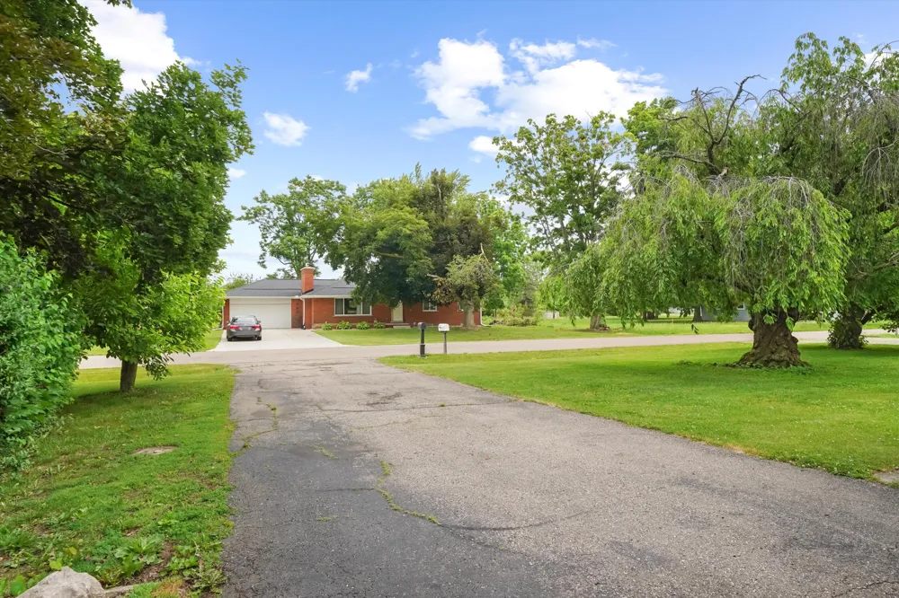 45145 Jeanette Avenue Belleville, MI 48111
