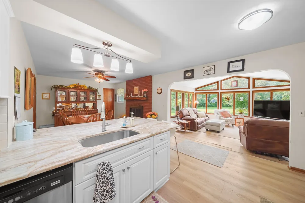 45145 Jeanette Avenue Belleville, MI 48111