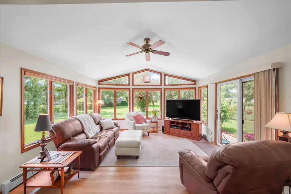45145 Jeanette Avenue Belleville, MI 48111