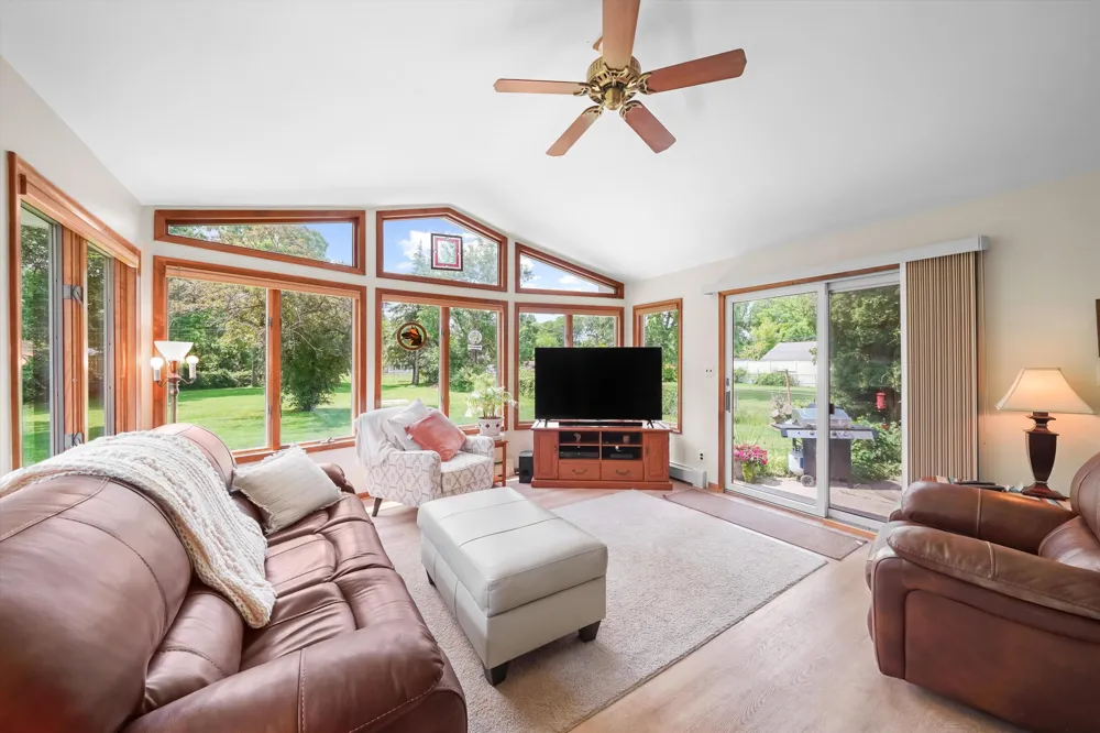 45145 Jeanette Avenue Belleville, MI 48111