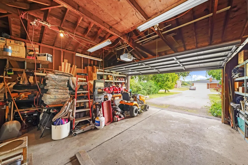 45145 Jeanette Avenue Belleville, MI 48111