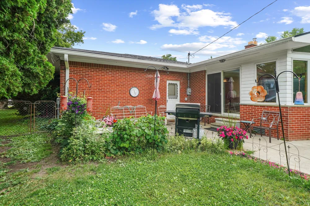 45145 Jeanette Avenue Belleville, MI 48111