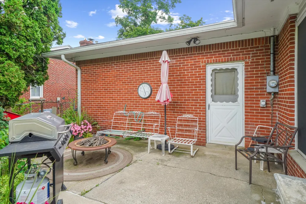 45145 Jeanette Avenue Belleville, MI 48111