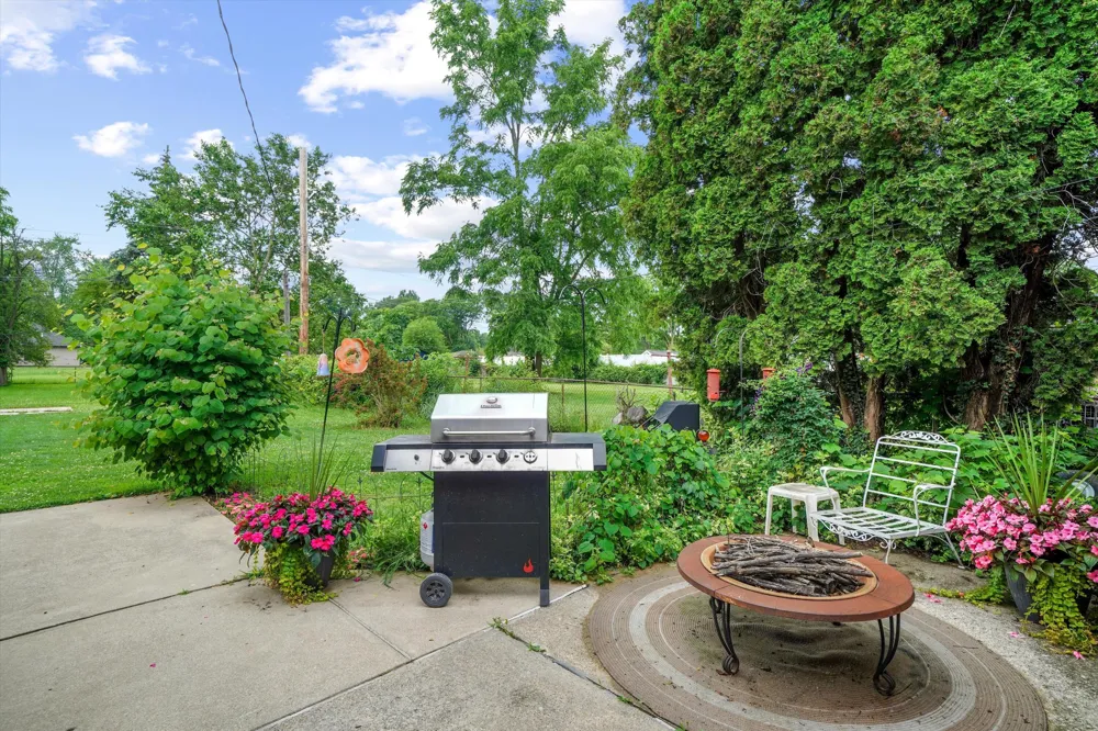 45145 Jeanette Avenue Belleville, MI 48111