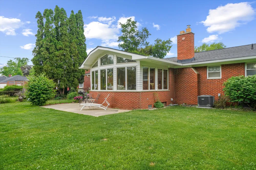 45145 Jeanette Avenue Belleville, MI 48111