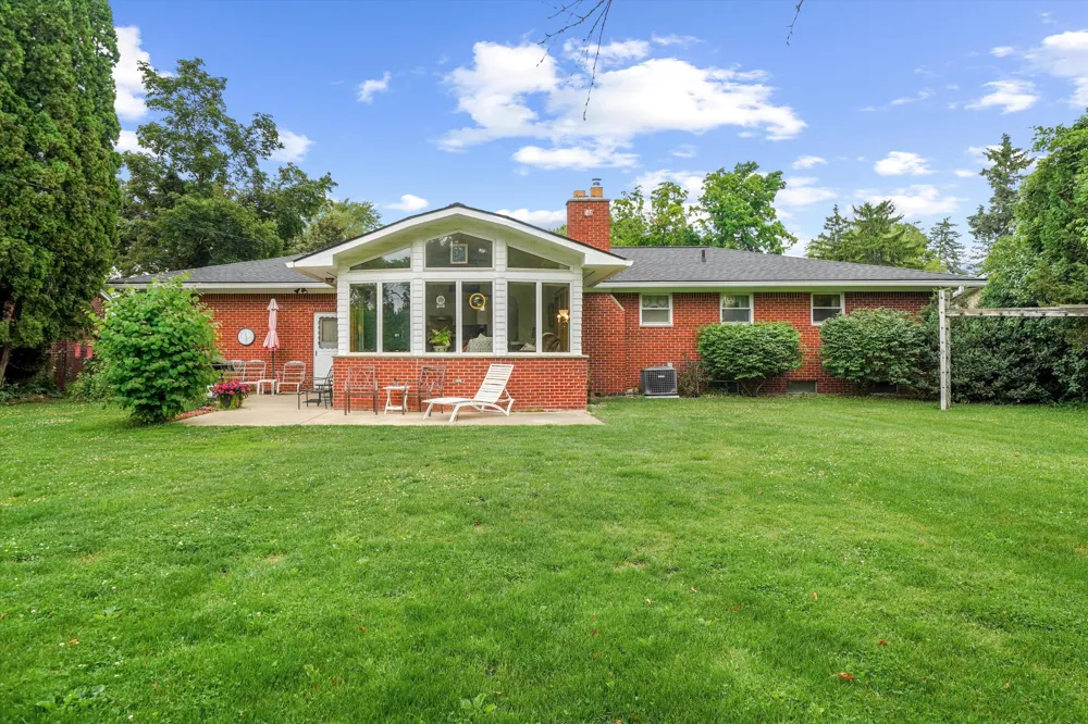 45145 Jeanette Avenue Belleville, MI 48111