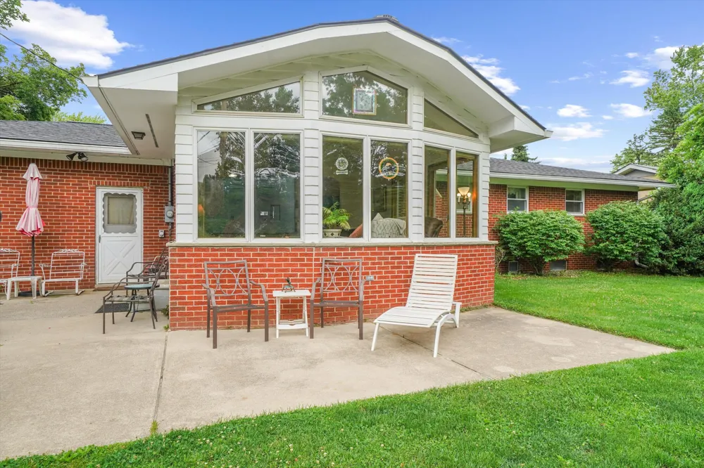 45145 Jeanette Avenue Belleville, MI 48111