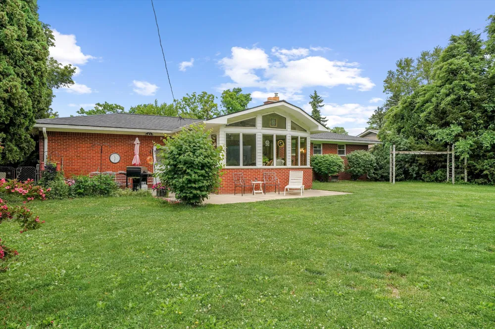 45145 Jeanette Avenue Belleville, MI 48111