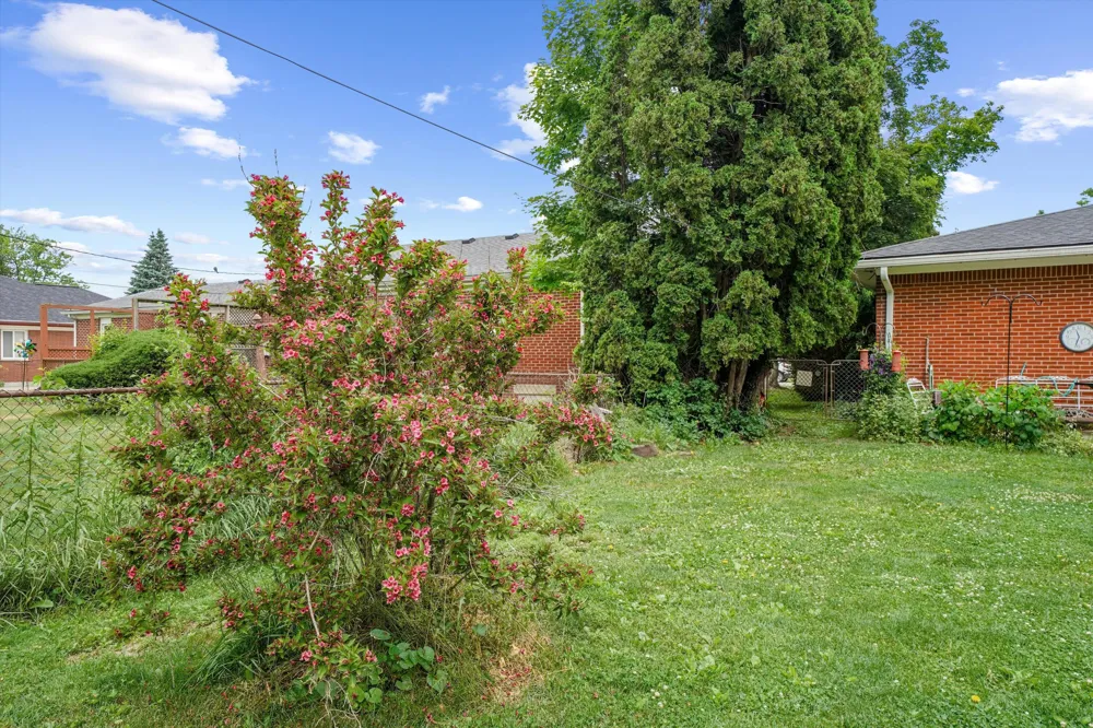 45145 Jeanette Avenue Belleville, MI 48111