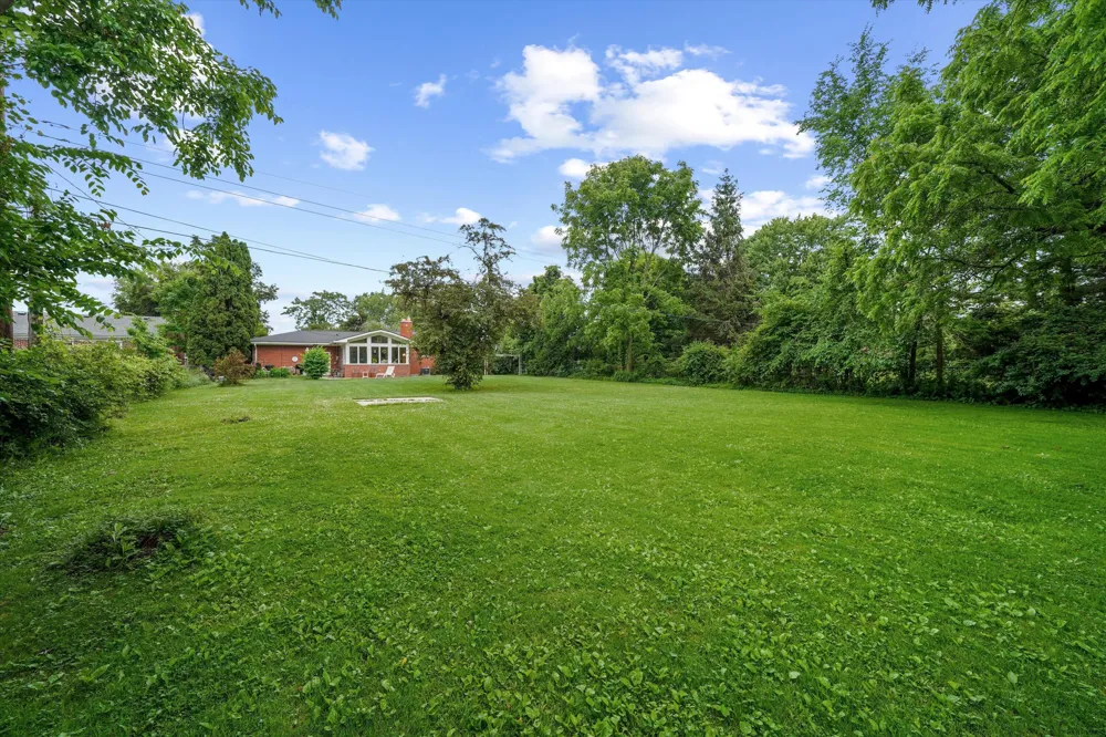 45145 Jeanette Avenue Belleville, MI 48111