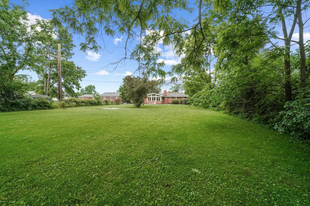 45145 Jeanette Avenue Belleville, MI 48111