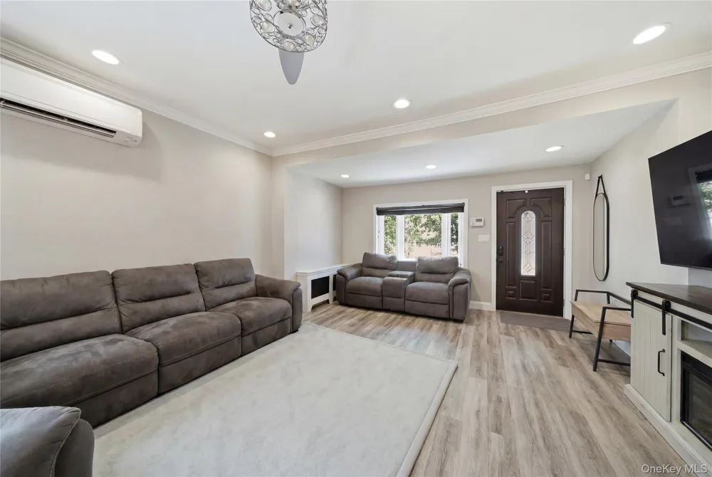 6424 Pleasantview Street Middle Village, NY 11379