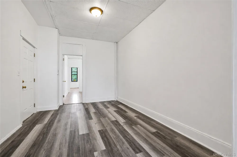 71-60 69th Place #1L Glendale, NY 11385