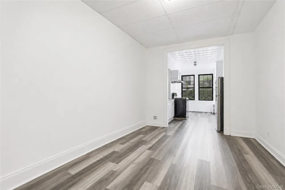71-60 69th Place #1L Glendale, NY 11385