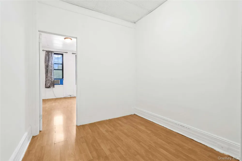 71-60 69th Place #1L Glendale, NY 11385