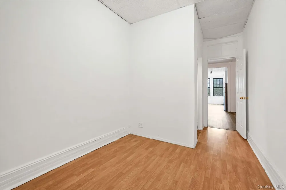 71-60 69th Place #1L Glendale, NY 11385