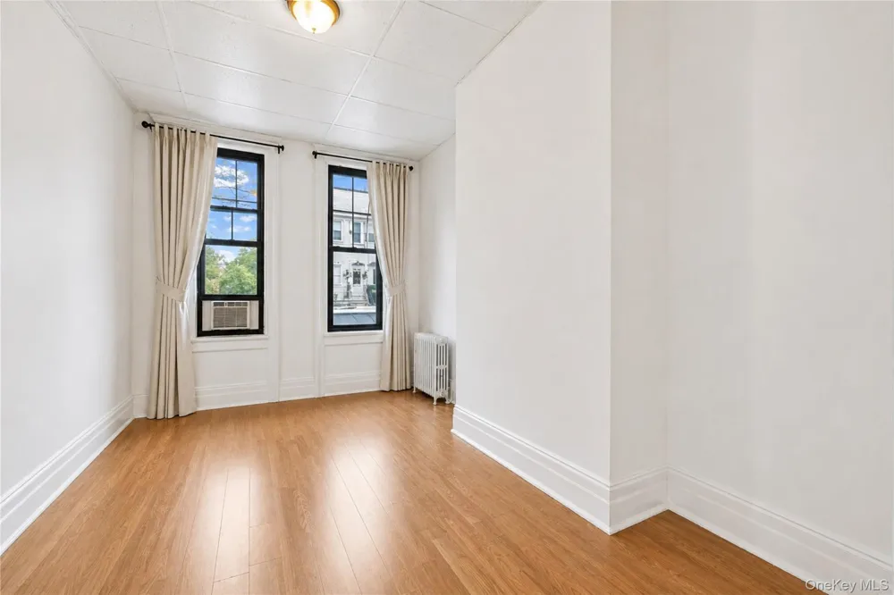 71-60 69th Place #1L Glendale, NY 11385