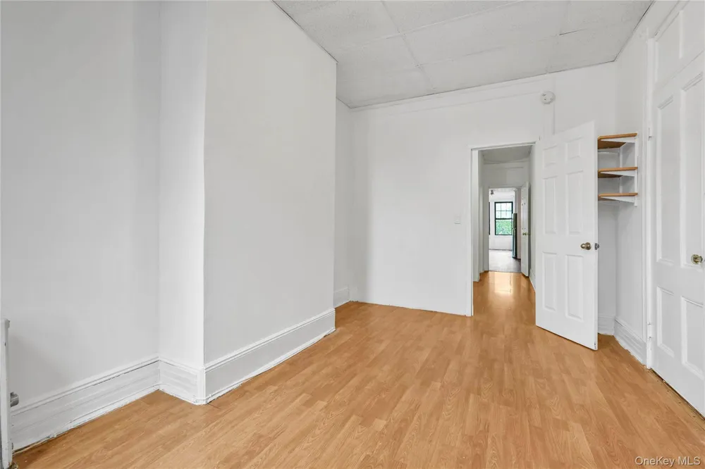 71-60 69th Place #1L Glendale, NY 11385