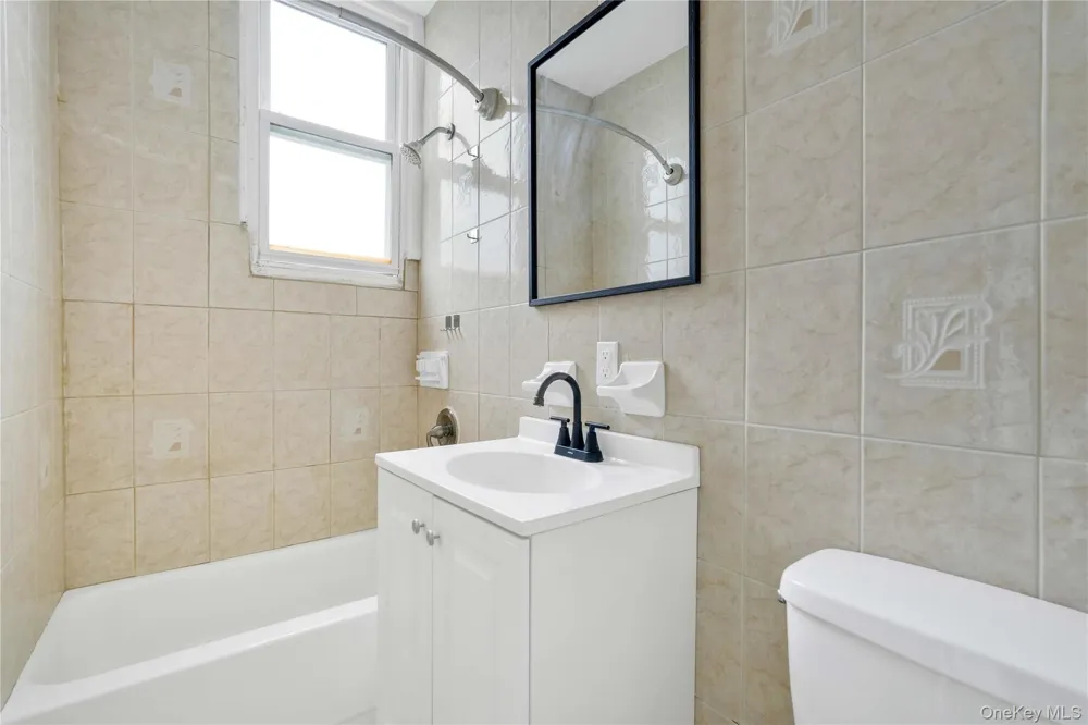 71-60 69th Place #1L Glendale, NY 11385
