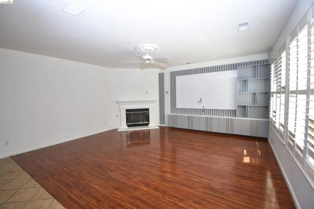 5548 Cortina Ln Stockton, CA 95219