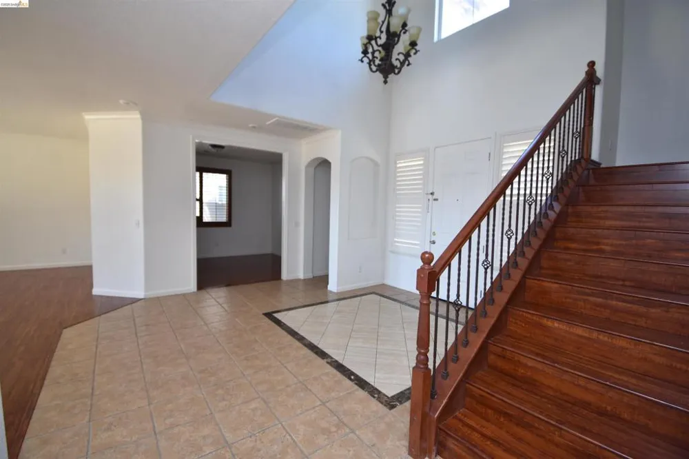 5548 Cortina Ln Stockton, CA 95219