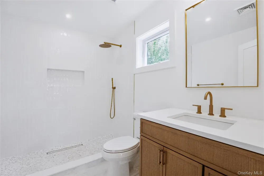 45 Glade Lane Levittown, NY 11756