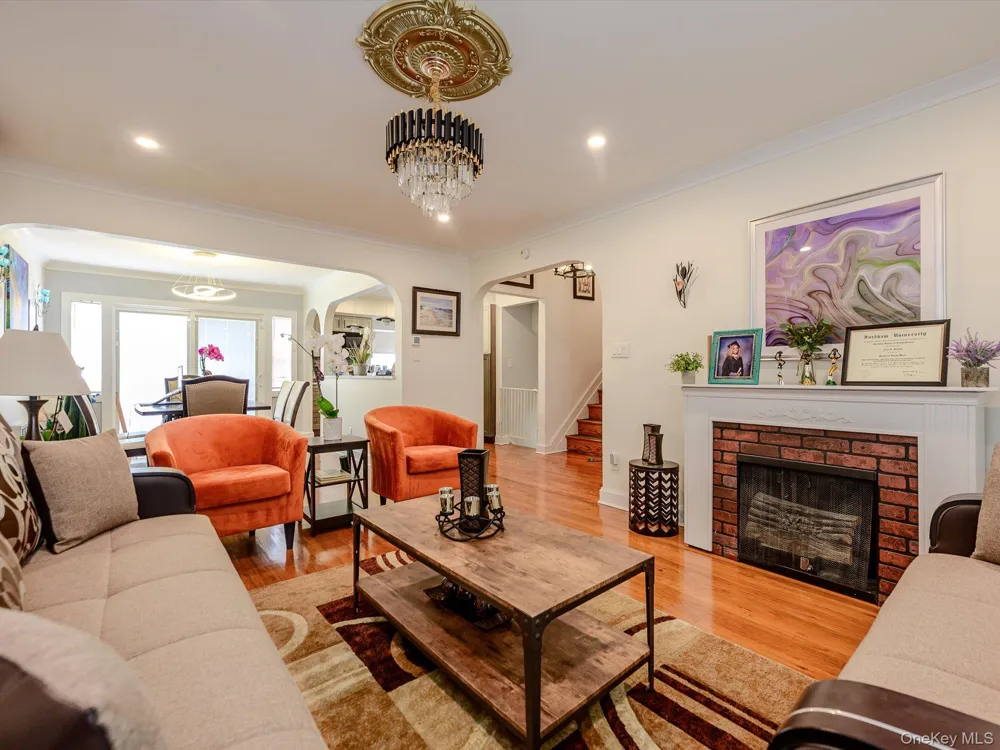 2182 Baylis Avenue Elmont, NY 11003