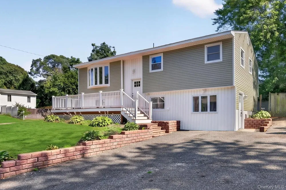 42 Crestwood Lane Farmingville, NY 11738
