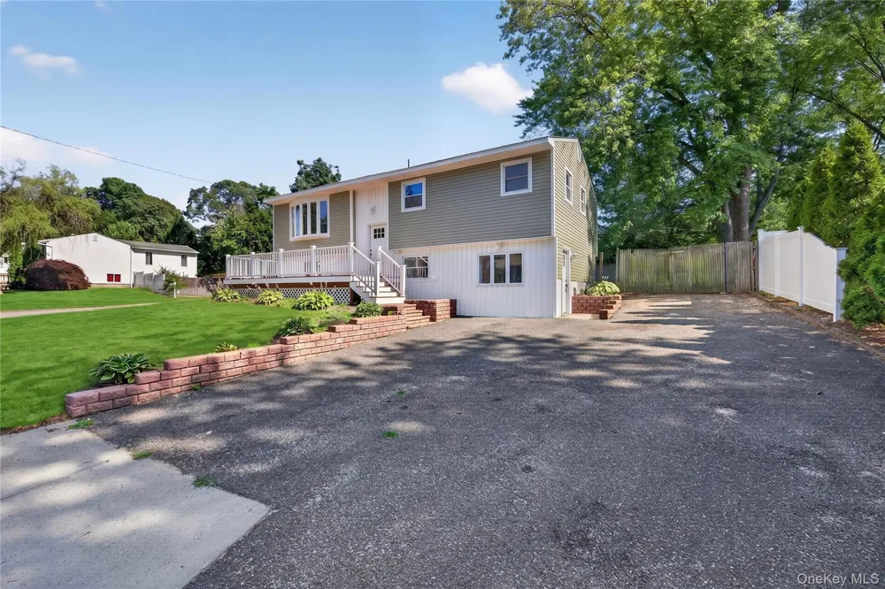 42 Crestwood Lane Farmingville, NY 11738