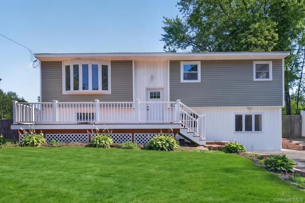 42 Crestwood Lane Farmingville, NY 11738