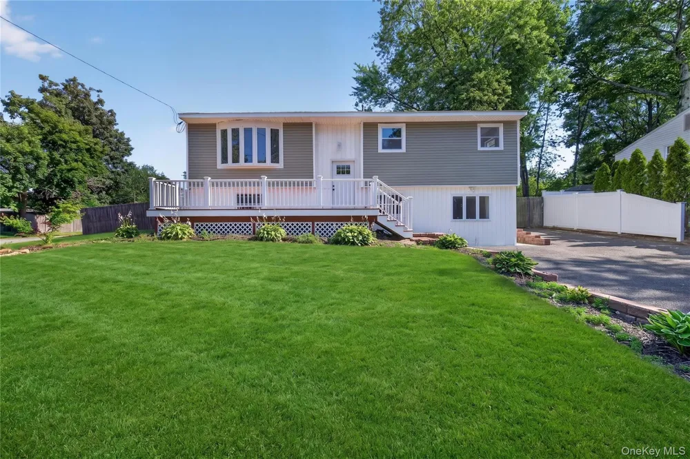 42 Crestwood Lane Farmingville, NY 11738
