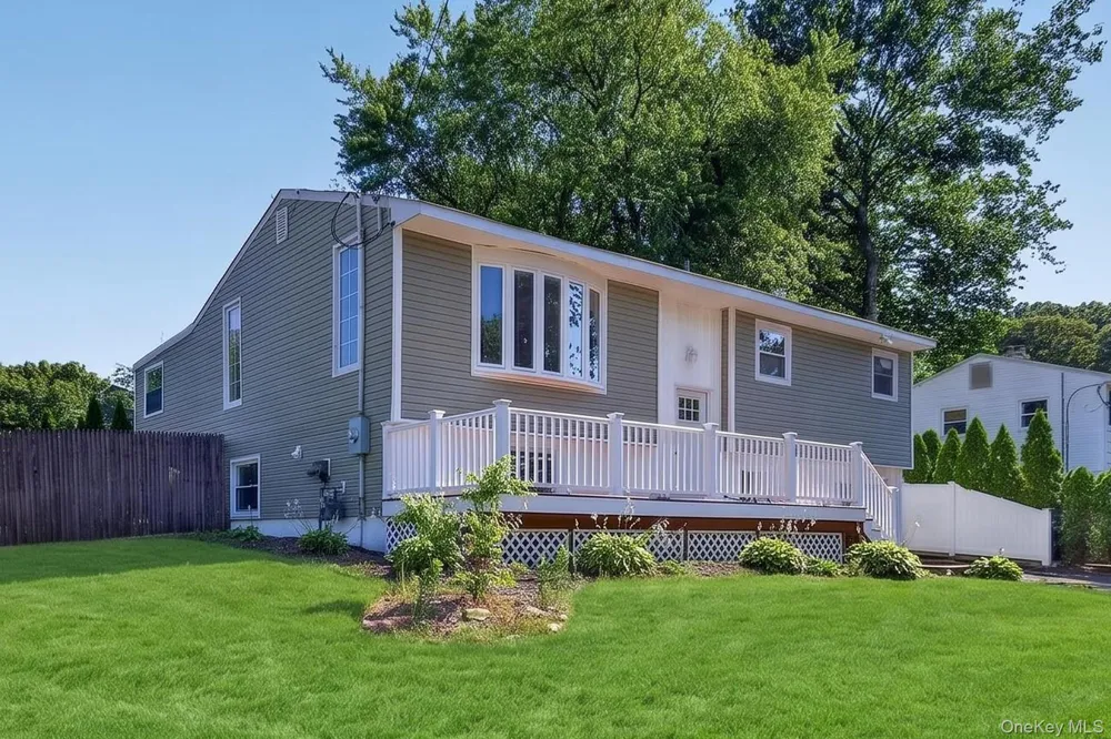42 Crestwood Lane Farmingville, NY 11738