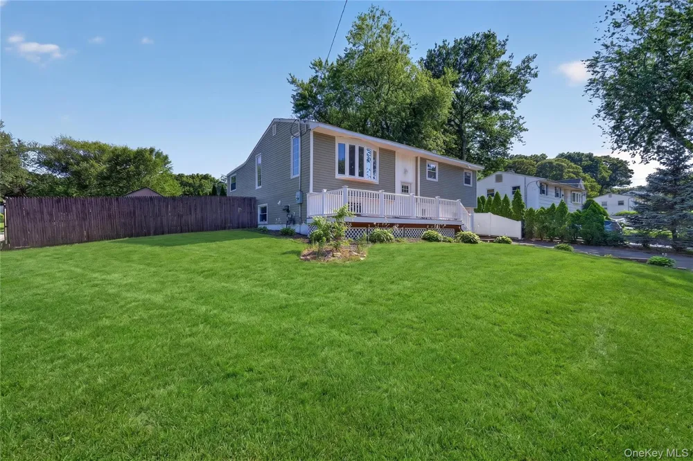 42 Crestwood Lane Farmingville, NY 11738