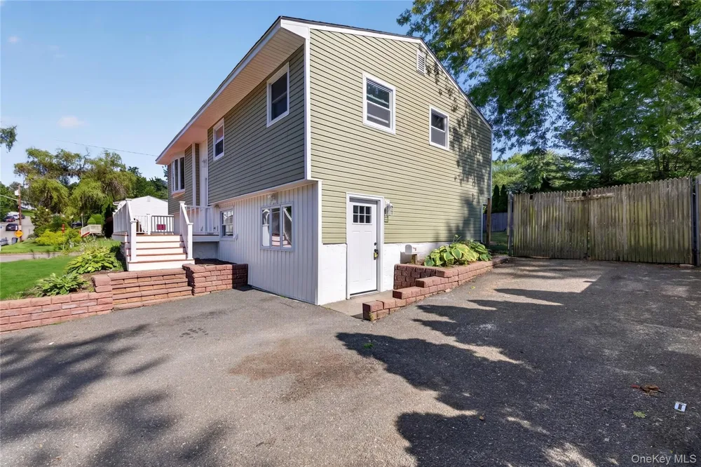 42 Crestwood Lane Farmingville, NY 11738