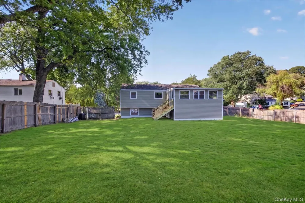 42 Crestwood Lane Farmingville, NY 11738