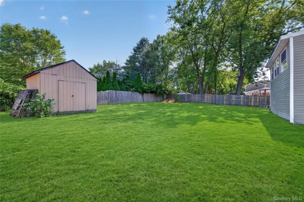 42 Crestwood Lane Farmingville, NY 11738