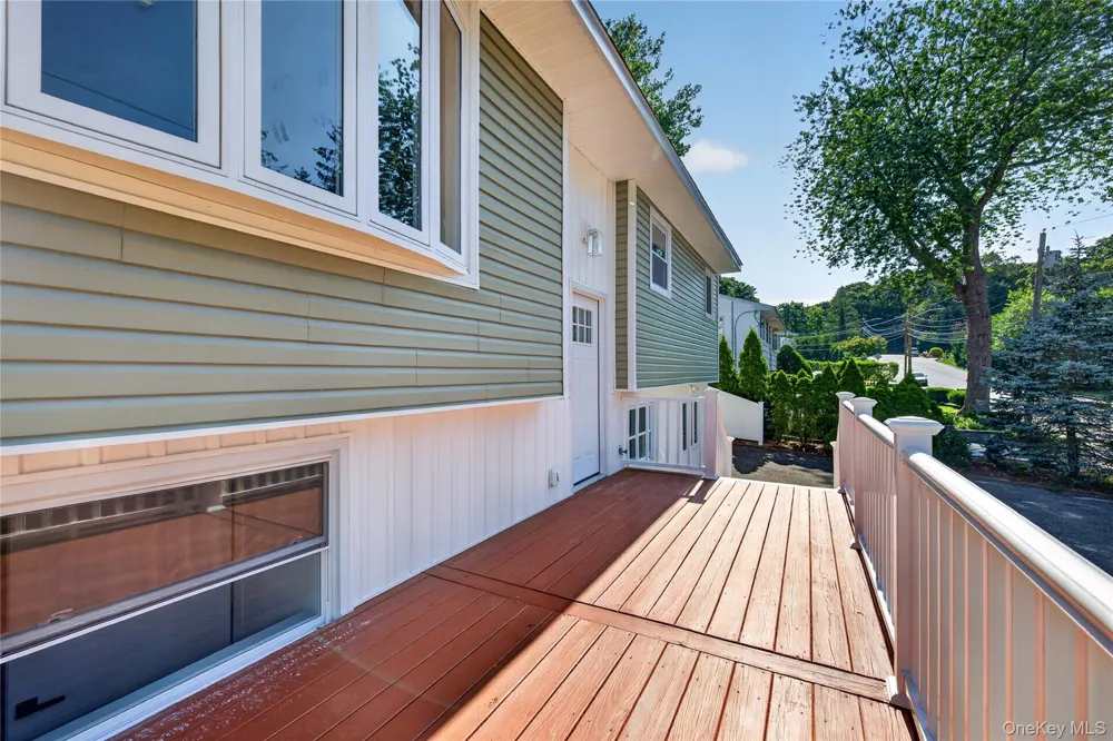 42 Crestwood Lane Farmingville, NY 11738