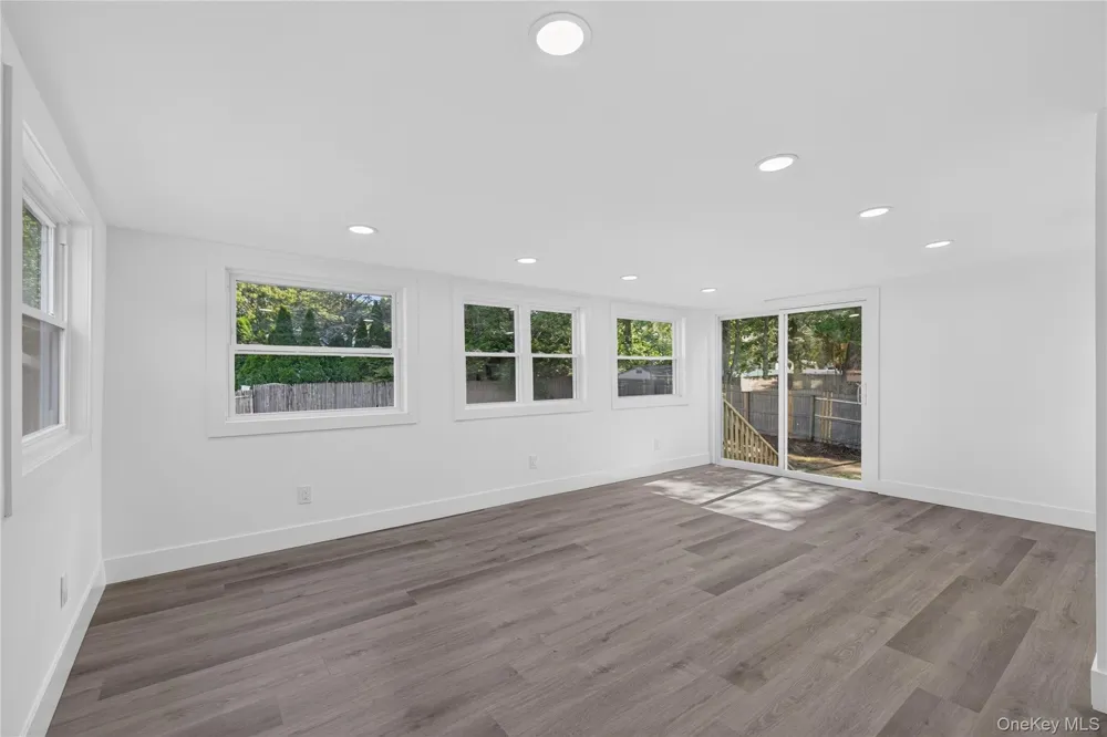 42 Crestwood Lane Farmingville, NY 11738
