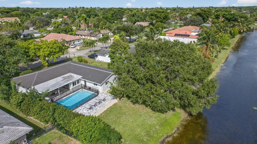 2421 NW 114th Avenue Coral Springs, FL 33065